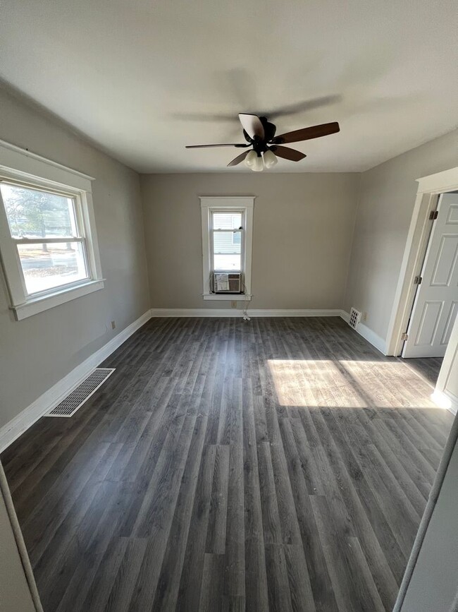 Building Photo - 3 Bedroom 2 Bathroom Home