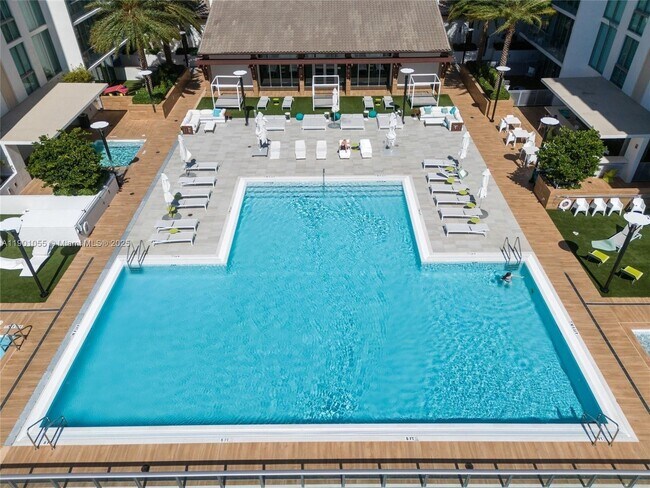 Building Photo - 300 Sunny Isles Blvd