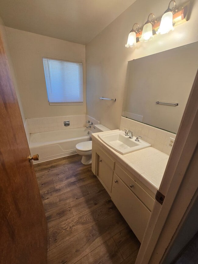 Building Photo - Adorable 3 Bedroom Home