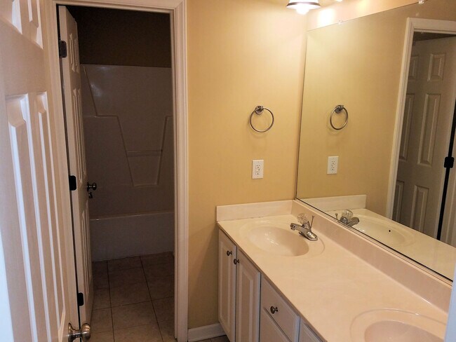 Building Photo - 100 Montauk Ct