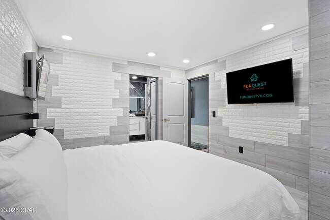 Building Photo - 8743 Thomas Dr