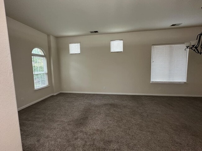 Building Photo - Charming 4 bedroom, 2 bathroom single fami...