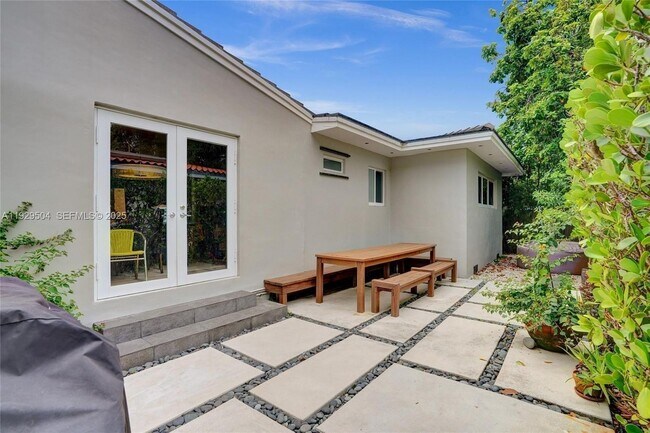 Building Photo - 5620 Alhambra Cir