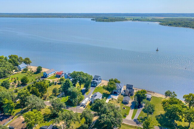 Building Photo - 15414 N River Beach Dr