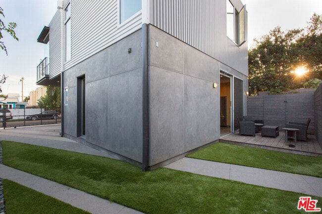 Building Photo - 709 Flower Ave