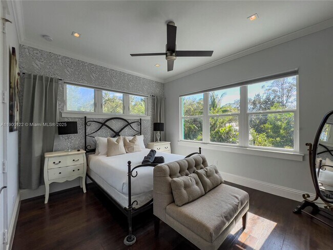 Building Photo - 545 SW Indianola St