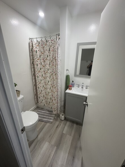 Building Photo - 150 W 49th St