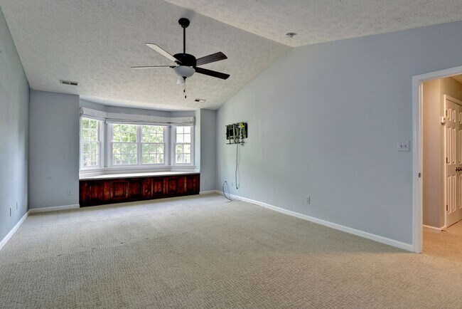 Building Photo - Renovated and Updated Woods of Tabb Home