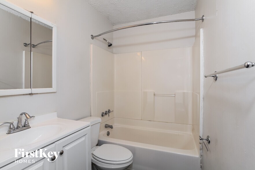 Building Photo - 4880 Hardell Dr
