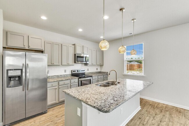 Building Photo - Updated Holly Ridge Home!