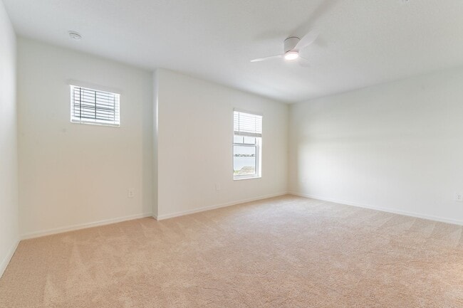 Building Photo - Beautiful Modern Town Home with Water Fron...