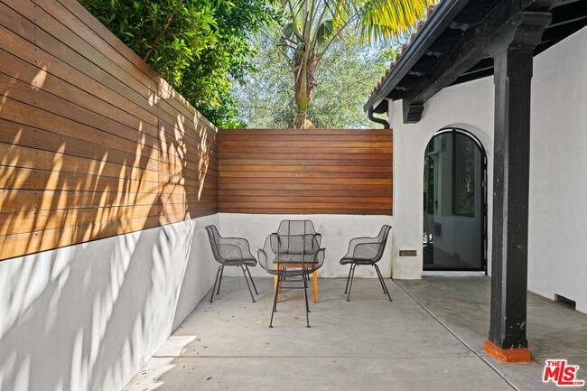 Building Photo - 201 S Bedford Dr