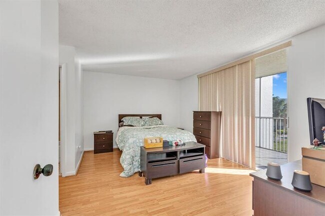 Building Photo - 6850 Royal Palm Blvd