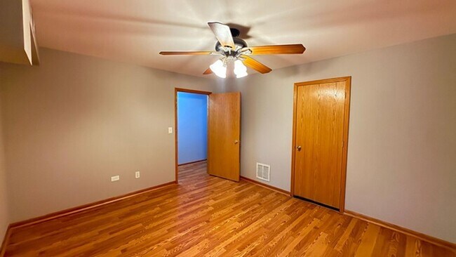 Building Photo - 1086 N Marshfield Ave