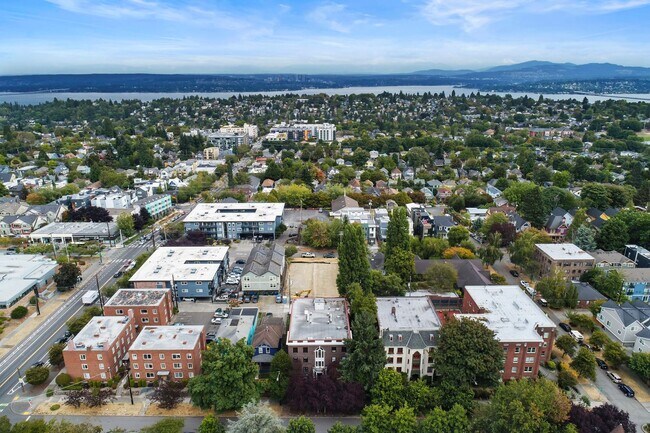Building Photo - 1120 17th Ave