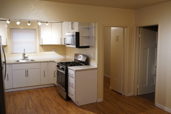 Building Photo - Spacious 3 bedroom, 1 bathroom renovated home