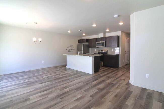 Building Photo - 3 Bedroom, 2.5 Bath Townhome in Kennewick