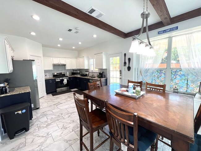 Building Photo - 3 Bedroom 2.5 Bath 1 Single Family Home for Rent in Cambridge Heights Area of Round Rock, Texas, ...