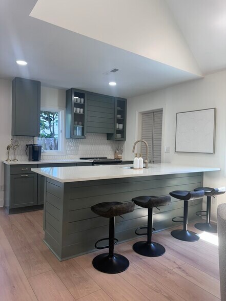 Building Photo - 985 Sea Gull Dr