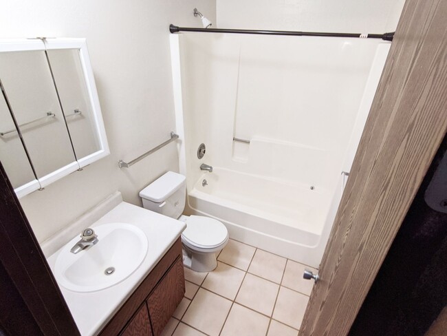Building Photo - 1 Bedroom Apartment in Lonsdale