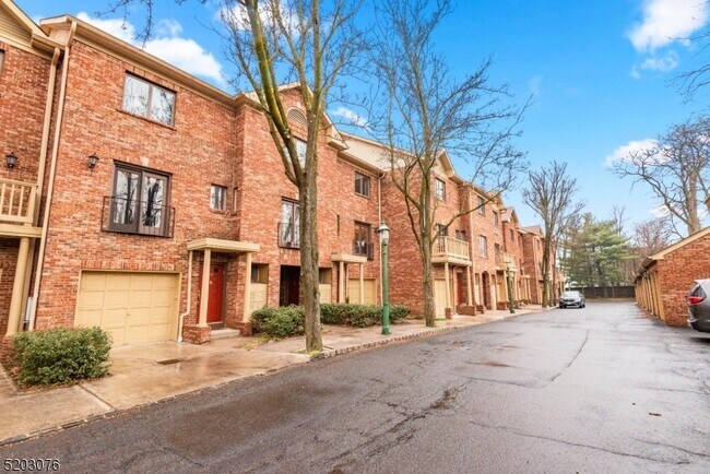 Building Photo - 55 Mews Ln