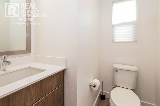 Building Photo - Modern Townhome in Gated West Oakland Comm...
