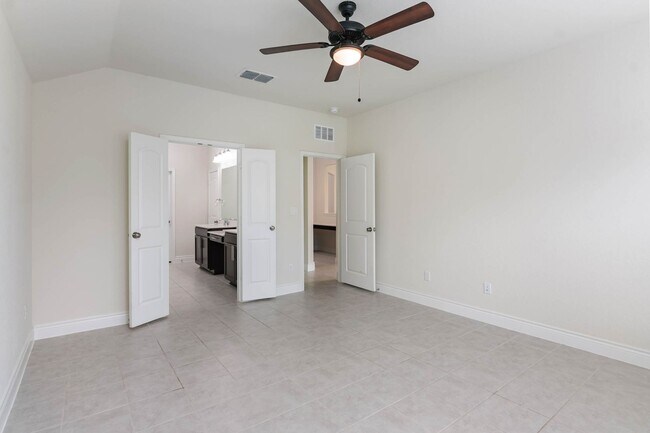 Building Photo - 3 Bed 2 Bath