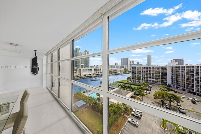 Building Photo - 600 Parkview Dr