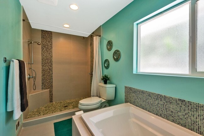 Building Photo - Spacious 3 Bed, 2.75 Bath Seward Park Home!