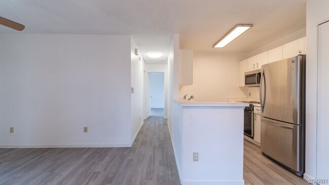 Building Photo - Recently Updated 2BR/1.5BA/1PKG Unit in Ho'omaka Village at Waikele (Waipahu)