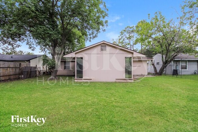 Building Photo - 4415 Akard St