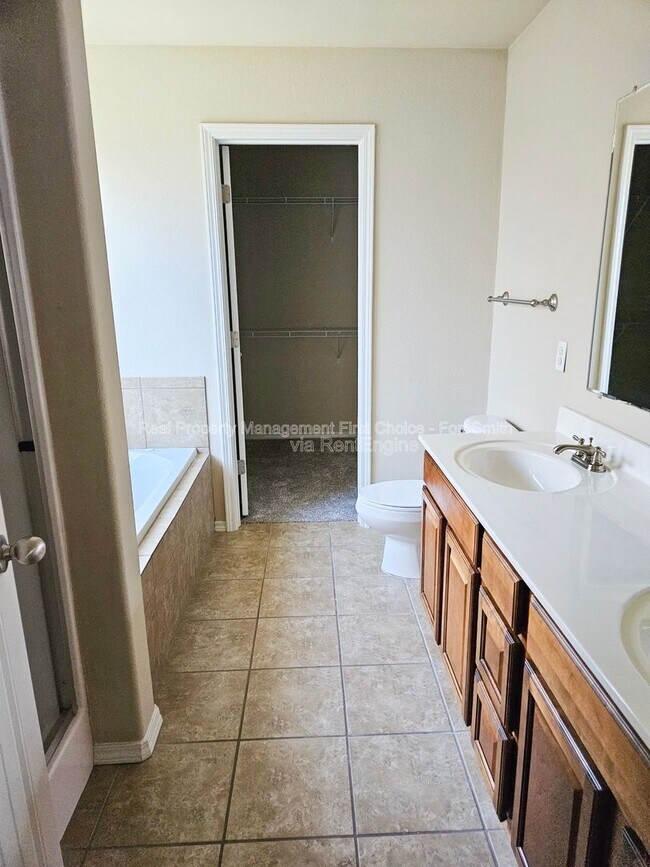 Building Photo - 605 Torrington Wy.