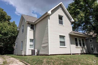 Building Photo - 128 E Oak St