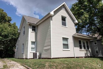 Building Photo - 128 E Oak St