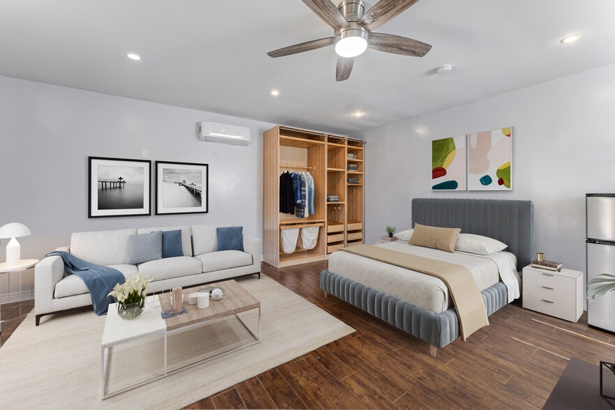 View from front w/furniture(only including wardrobe) - 1344 N Lincoln St