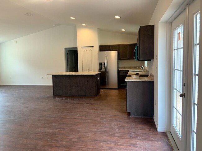 Building Photo - 3 bedroom, 2 bath, 2 car garage home on a ...