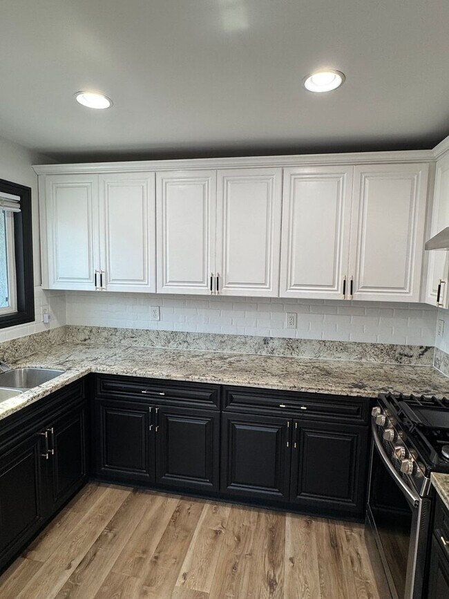 Building Photo - Bright Carson Front House Duplex with Modern Finishes