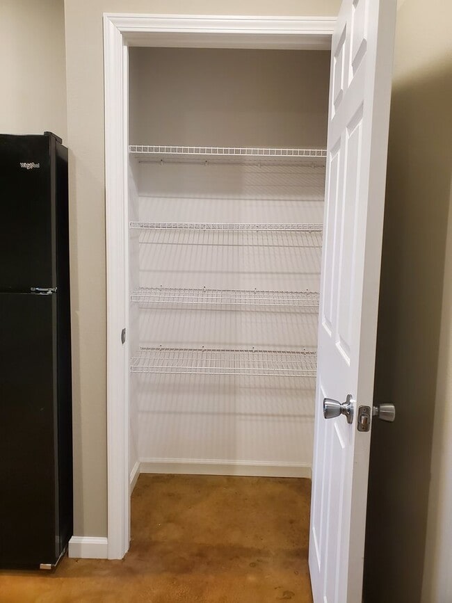 Building Photo - 2 Bedroom, 1 Bath apartment