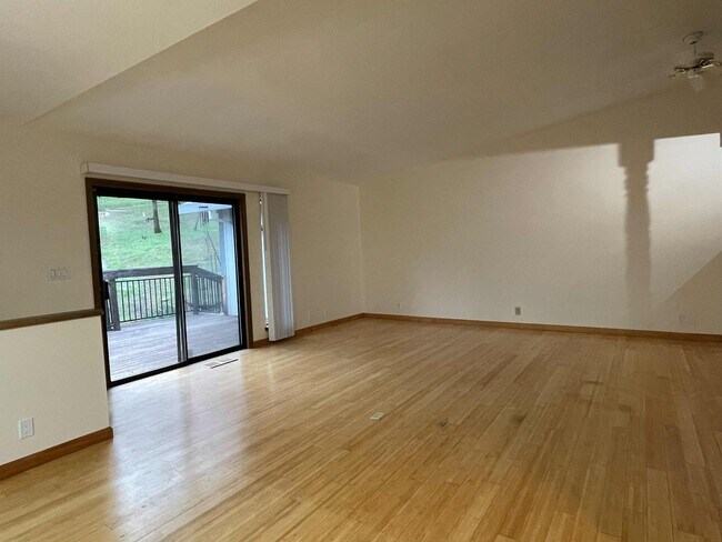 Building Photo - 3 bedroom 3 bath plus a large room downstairs in Lake Wildwood, Penn Valley, CA