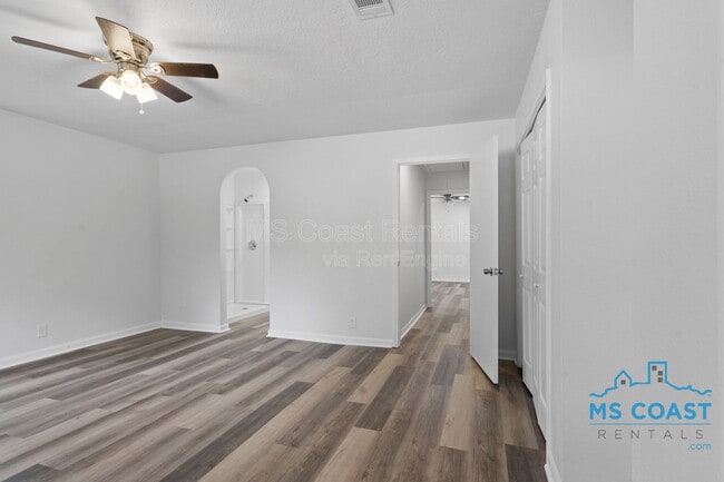 Building Photo - 340 Hiller Dr