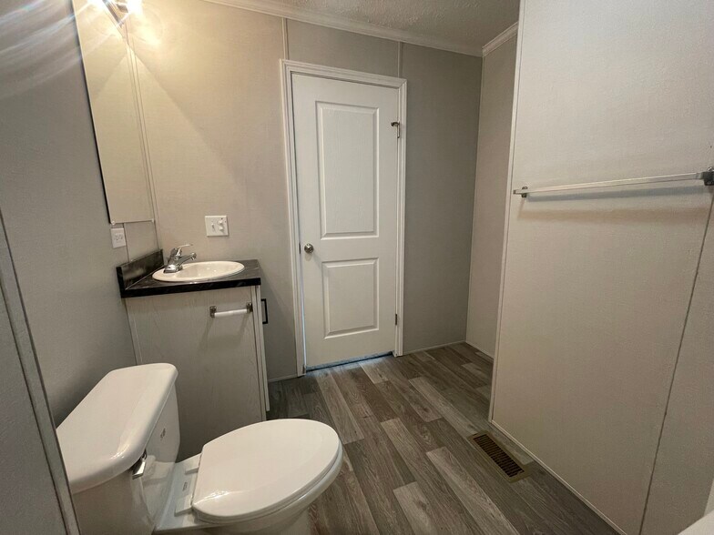 Building Photo - 16185 Notre Dame St