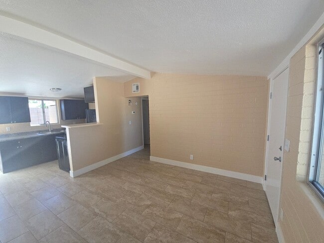 Building Photo - 2b1bth condo