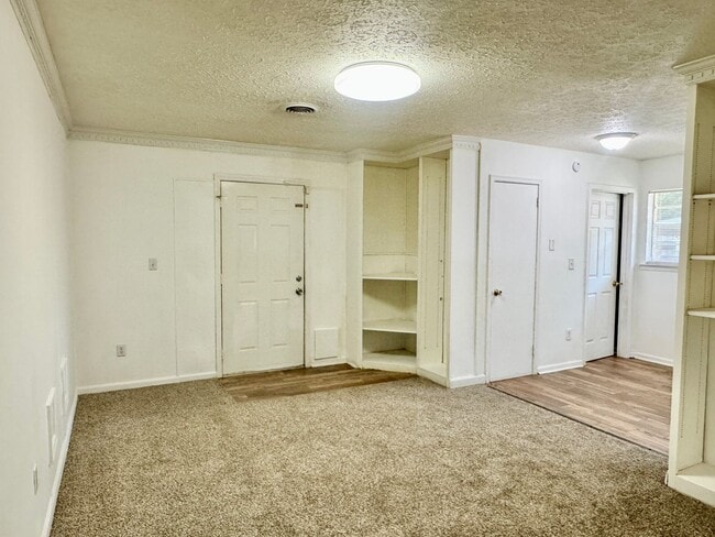 Building Photo - Cozy Meets Spacious: 4BR/2BA with Bonus De...