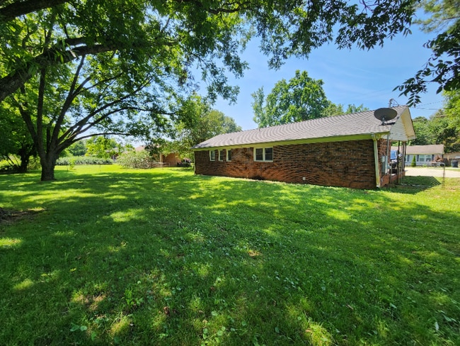 Building Photo - 445 Summerland Dr