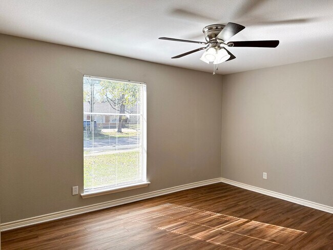 Building Photo - 4 Bedroom / 2 Bath / 2 Car Garage