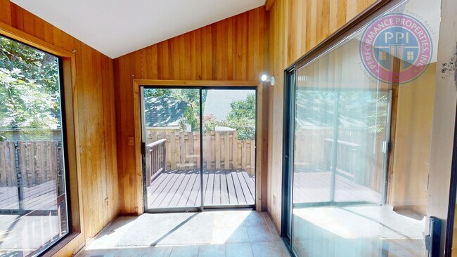Building Photo - Prime West Linn Location - Walkable to Hig...