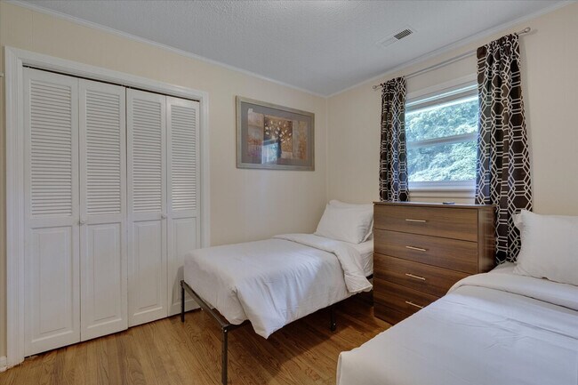 Building Photo - 210 Parthenia Dr