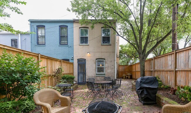 Building Photo - Classic Capitol End-Unit Hill Rowhome