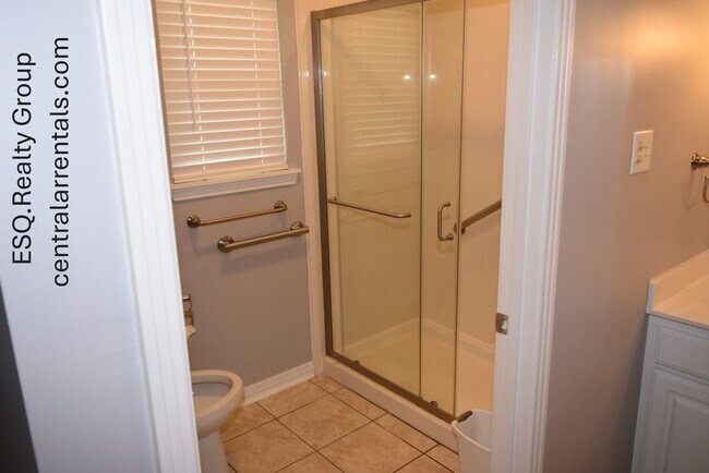 Building Photo - 4512 Somers Ave