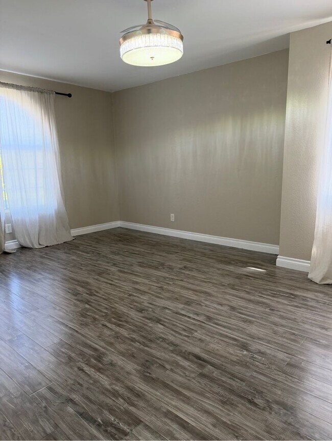 Building Photo - 5 Bed 3 Bath House Available Now!